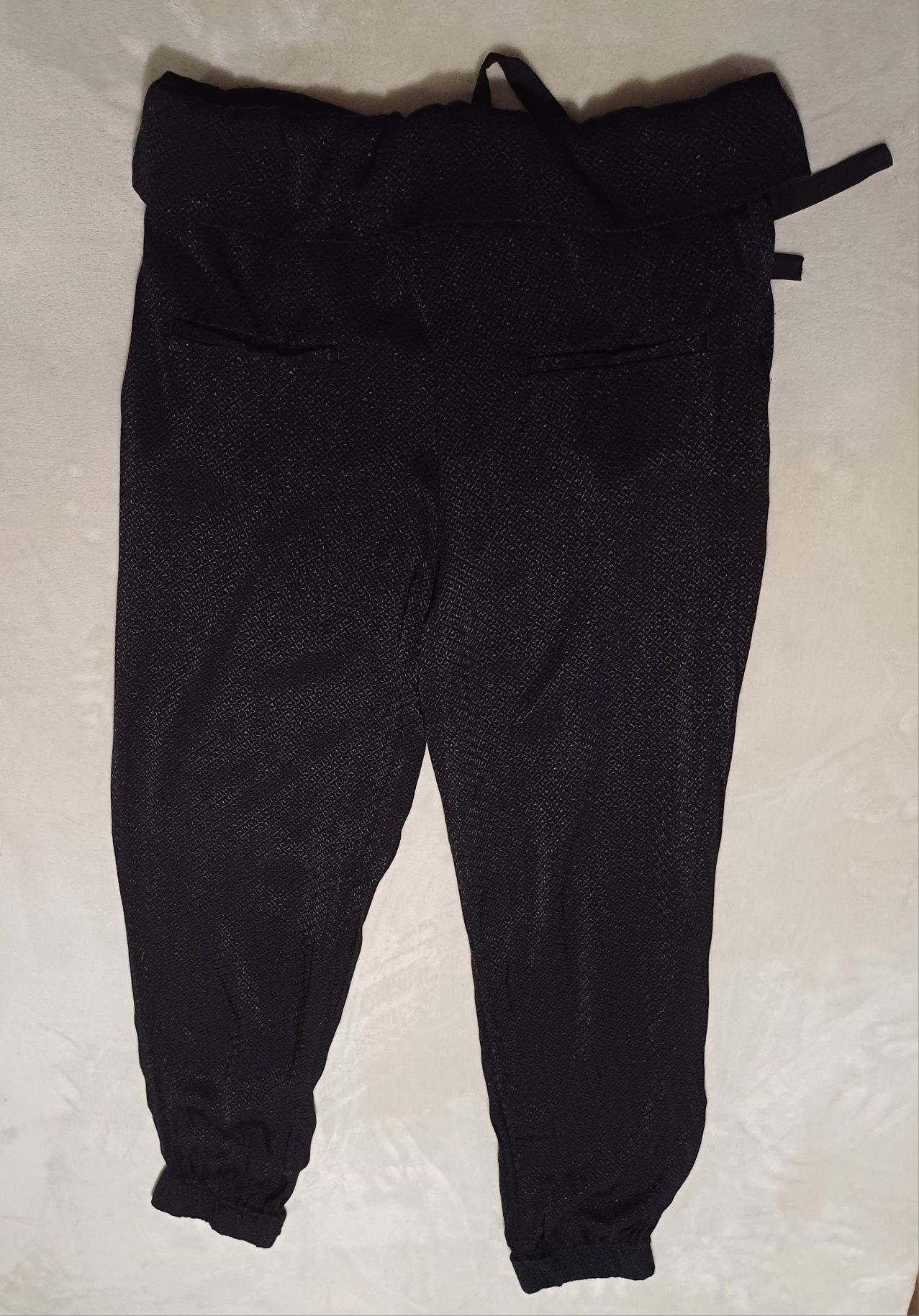Czarne spodnie z mieniącym wzorem