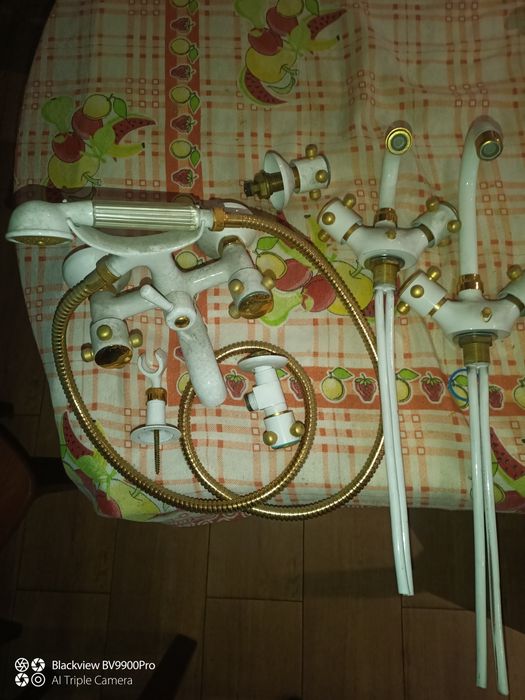 Torneiras novas unicamente de exposição em montra