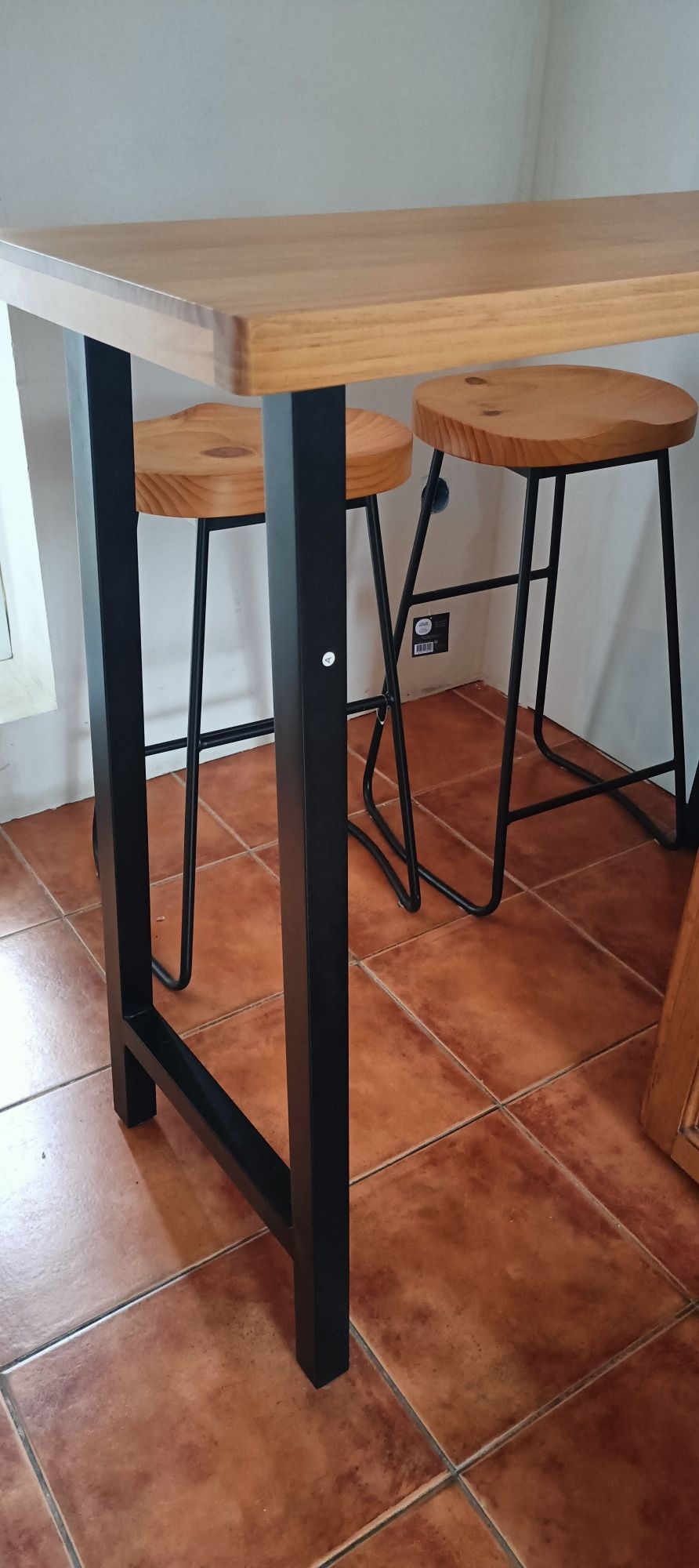 Mesa/balcão bar com 2 bancos altos . Semi novo. €120