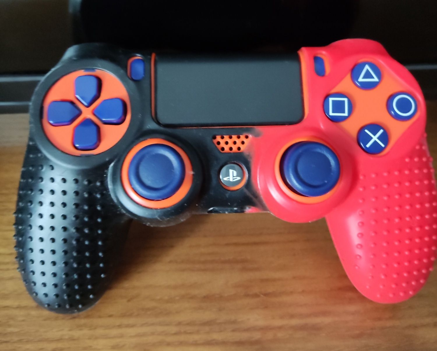 Comando PS4 laranja e azul
