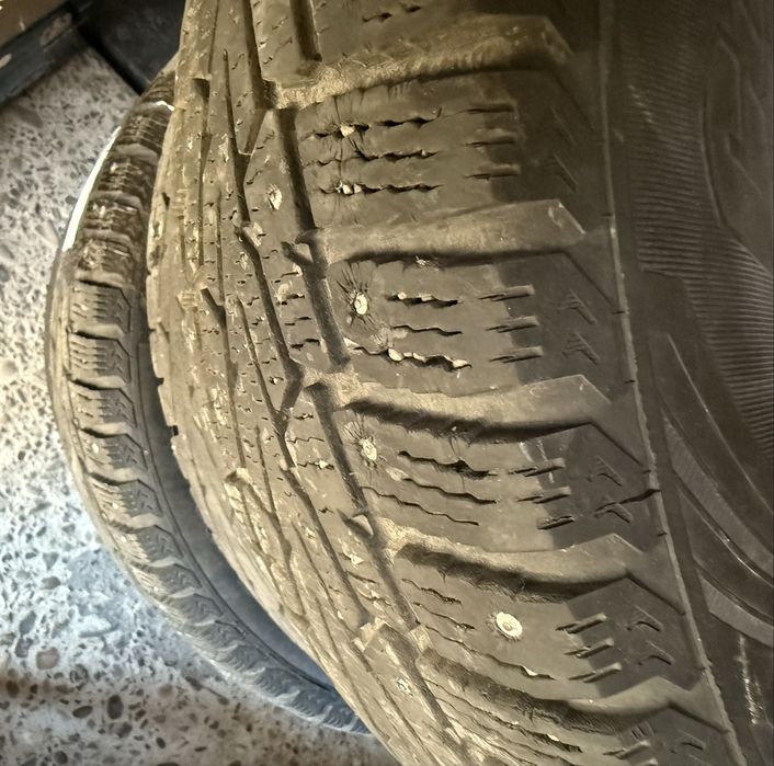 Продаю Автомобільні шини зимові шиповані 215/65/r16 4000грн комплект