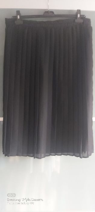Saia preta plissada, 42, com forro
