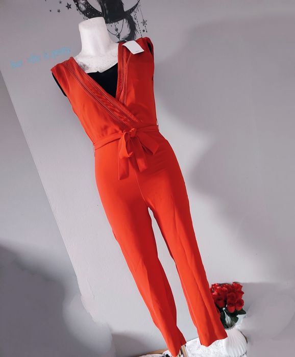 Czerwony elegancki kombinezon Mango z metką kopertowy dekolt