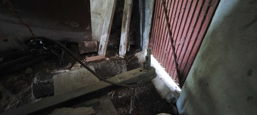 pequeno barco com motor Volvo com atrelado