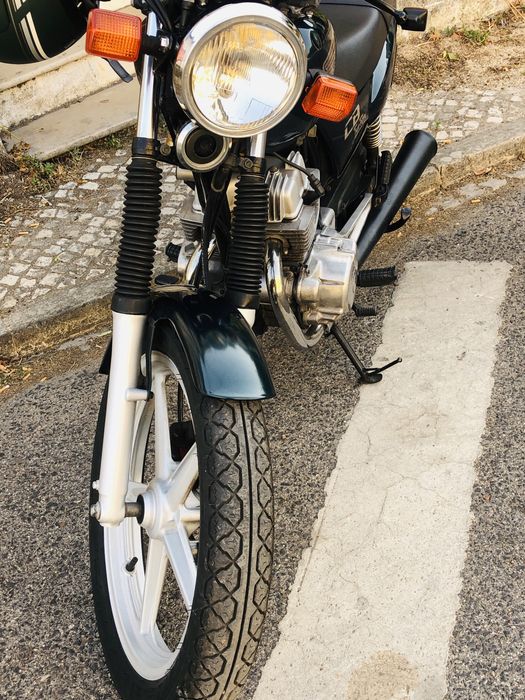 Moto CB em otimo estado com poucos kms preço pouco negociavel , dispon