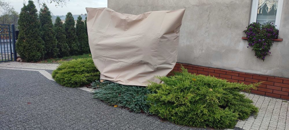 Pokrowiec zimowy, osłona roślin, agrowłóknina