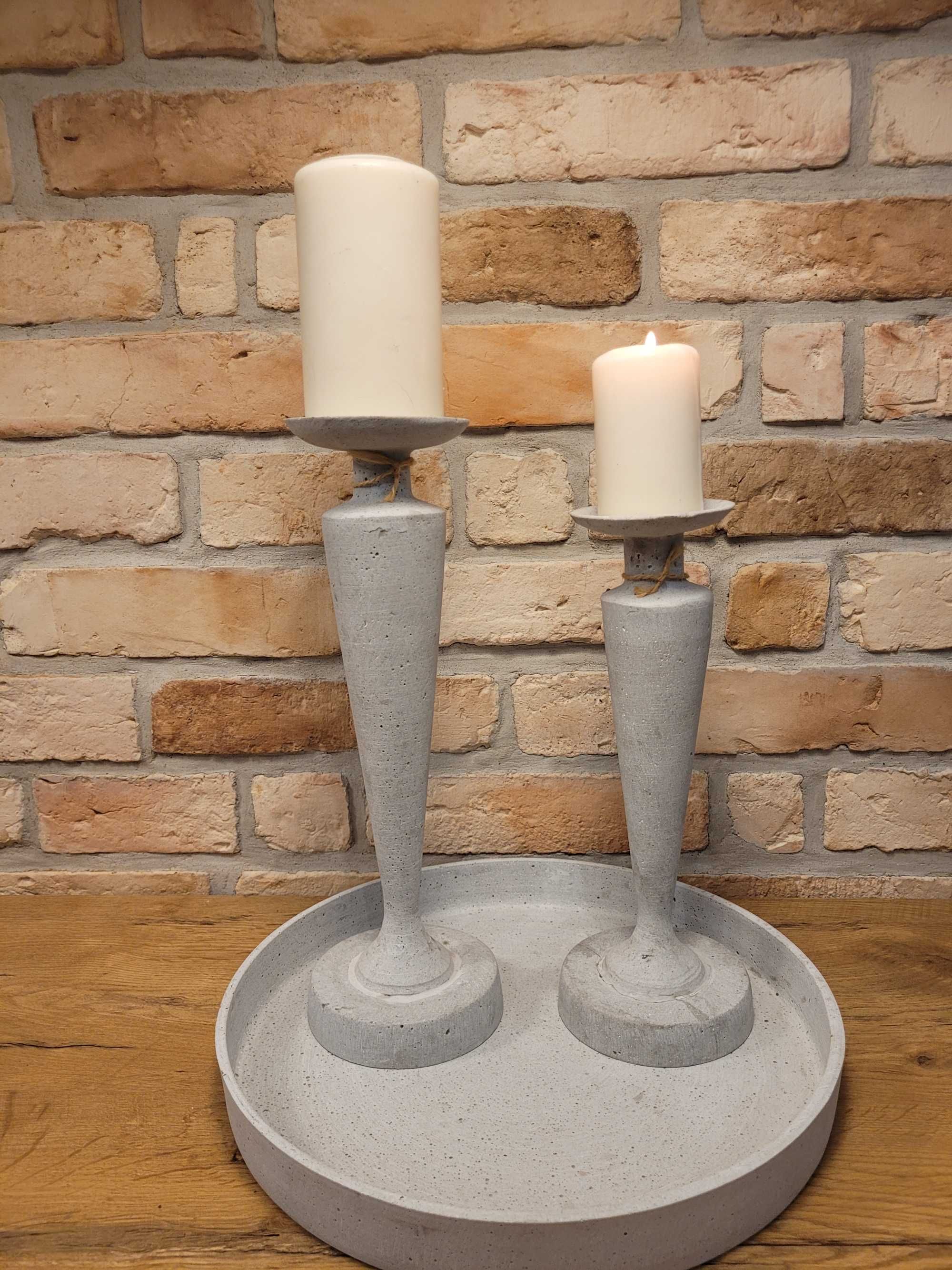 Zestaw dwóch świeczników i tacy z betonu dekoracyjnego
