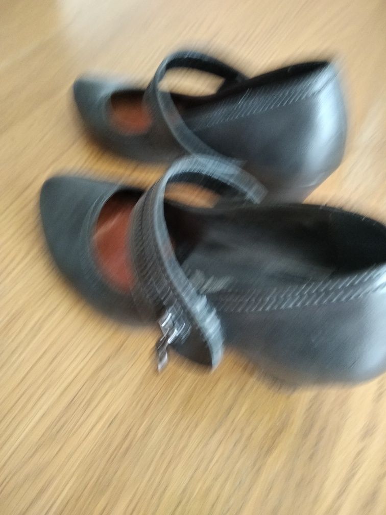 Sapatos cor cinza com tira para apertar