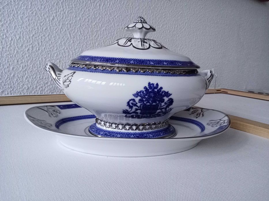 Terrina oval em Porcelana com aplicações em Prata