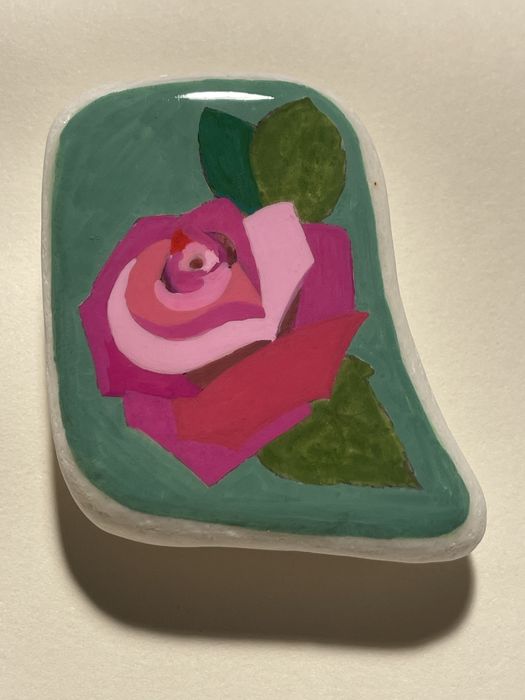 Magnes na lodówkę, malowany kamień, róża