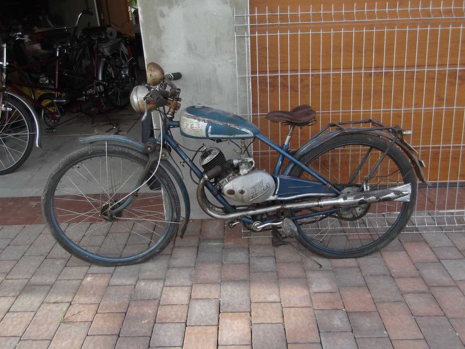 Zabytkowy rower, motocykl z silnikiem Villiers 98