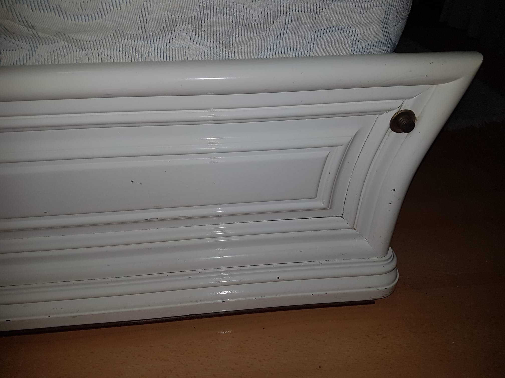 Cama de casal em madeira lacado a branco