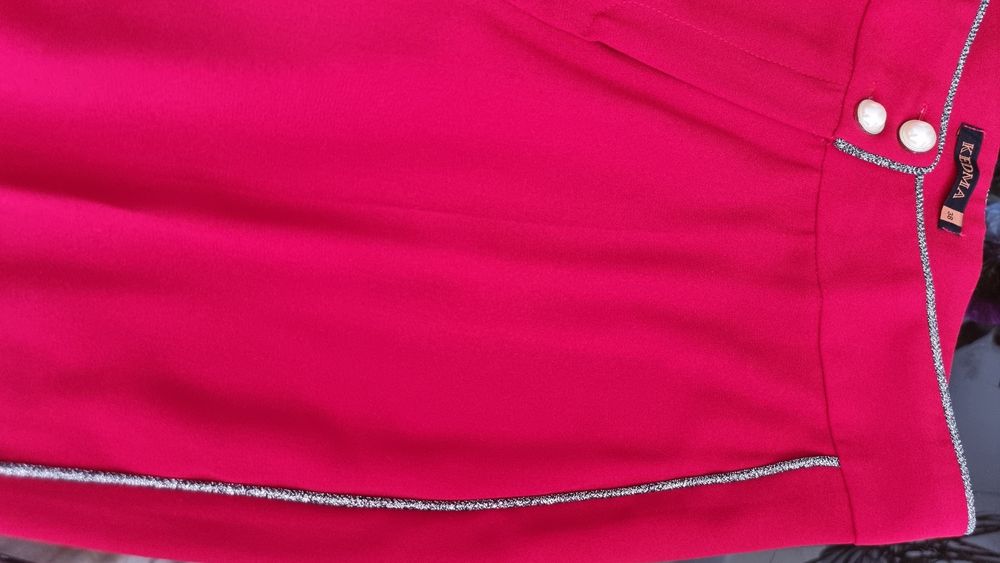 Костюм червоного кольору розмір 38 новий