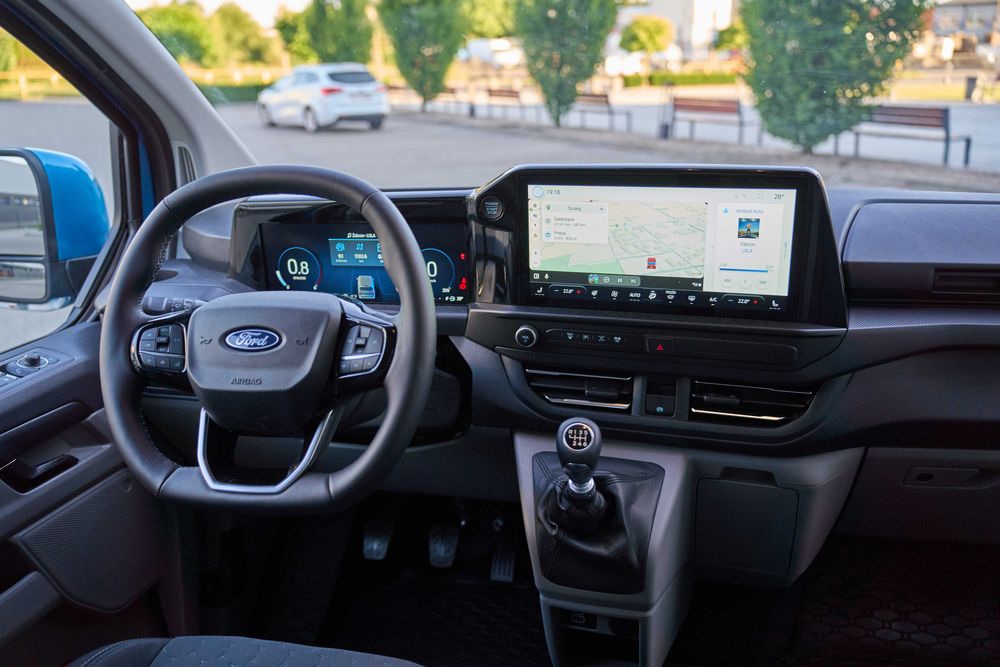 Wynajem Busa 9 osobowego. Ford Transit Custom. MATRIX LED 2025r.