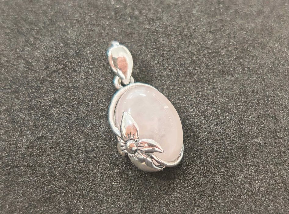Srebrna zawieszka Kwiat z naturalnym różowym Kwarcem 3cm Nieużywana