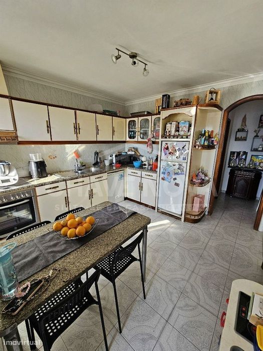 Moradia Bi familiar V4 c/ 2 Espaços Comerciais em Grijó