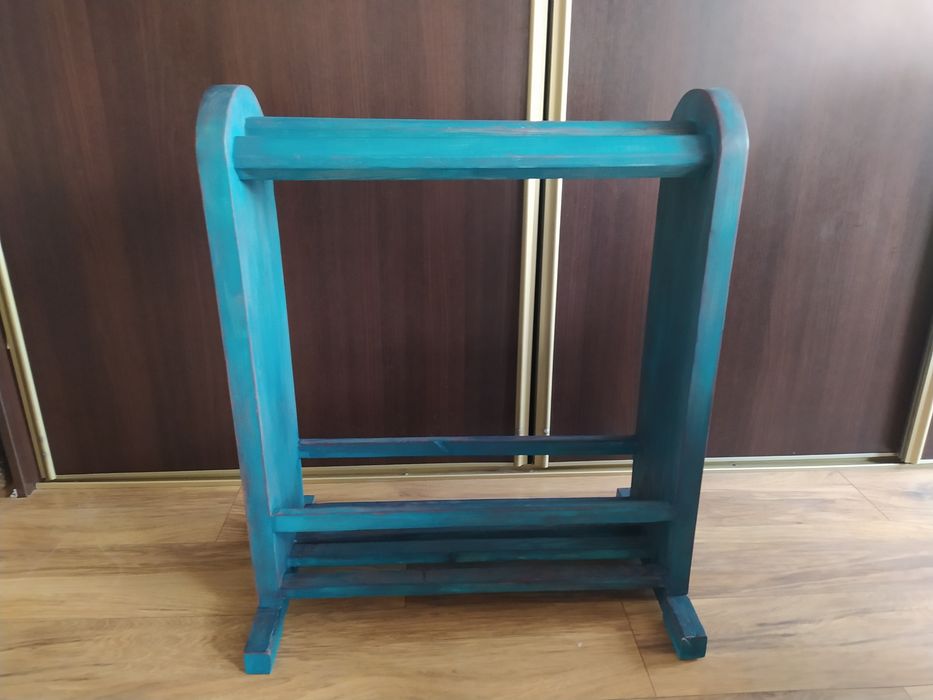 Ręcznie malowany drewniany stojak na siodło. Nowy