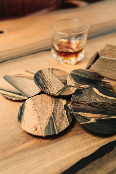 Підставки з мореного дуба та смоли – подарунок, який вражає