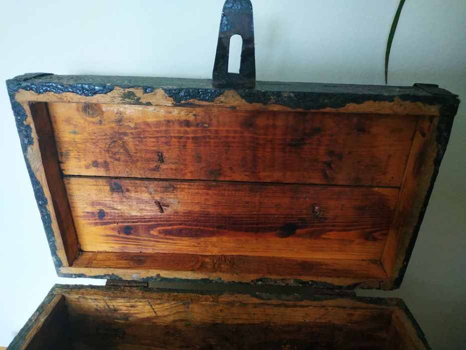 Sprzedam drewnianą skrzynka antyk zabytek do renowacji