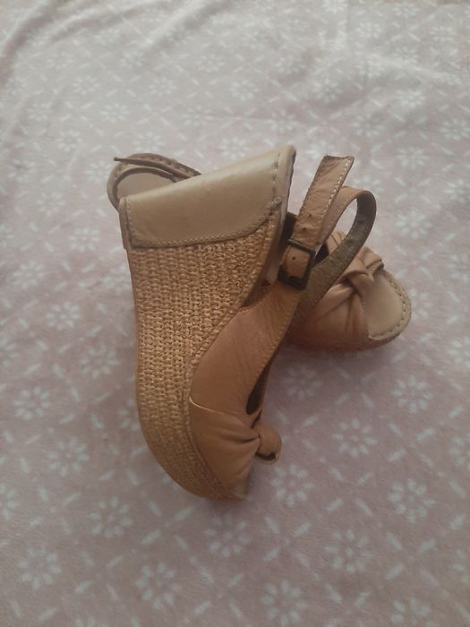 Buty na koturnie Lasocki. 37