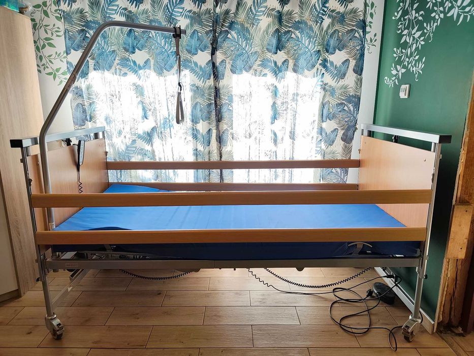 Używane Łózko Rehabilitacyjne z materacem przeciwodleżynowym i chodzik