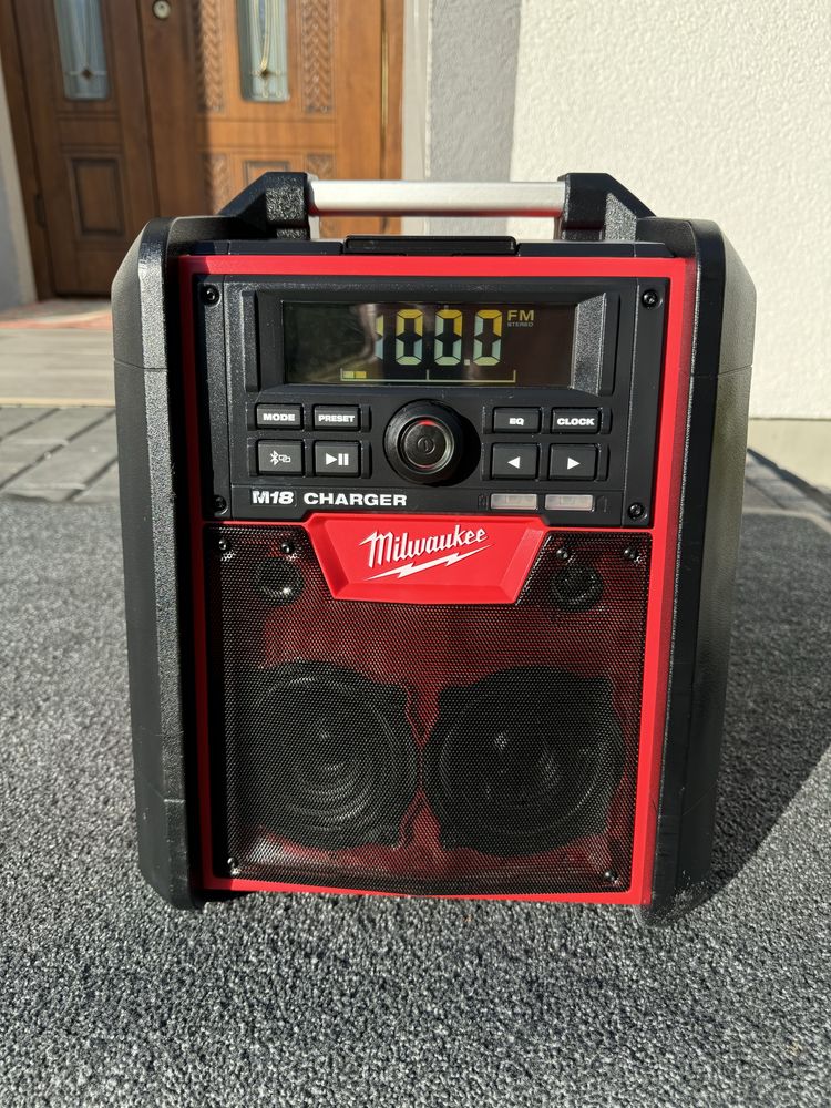 Зарядний пристрій з радіо Milwaukee M18 RC-0