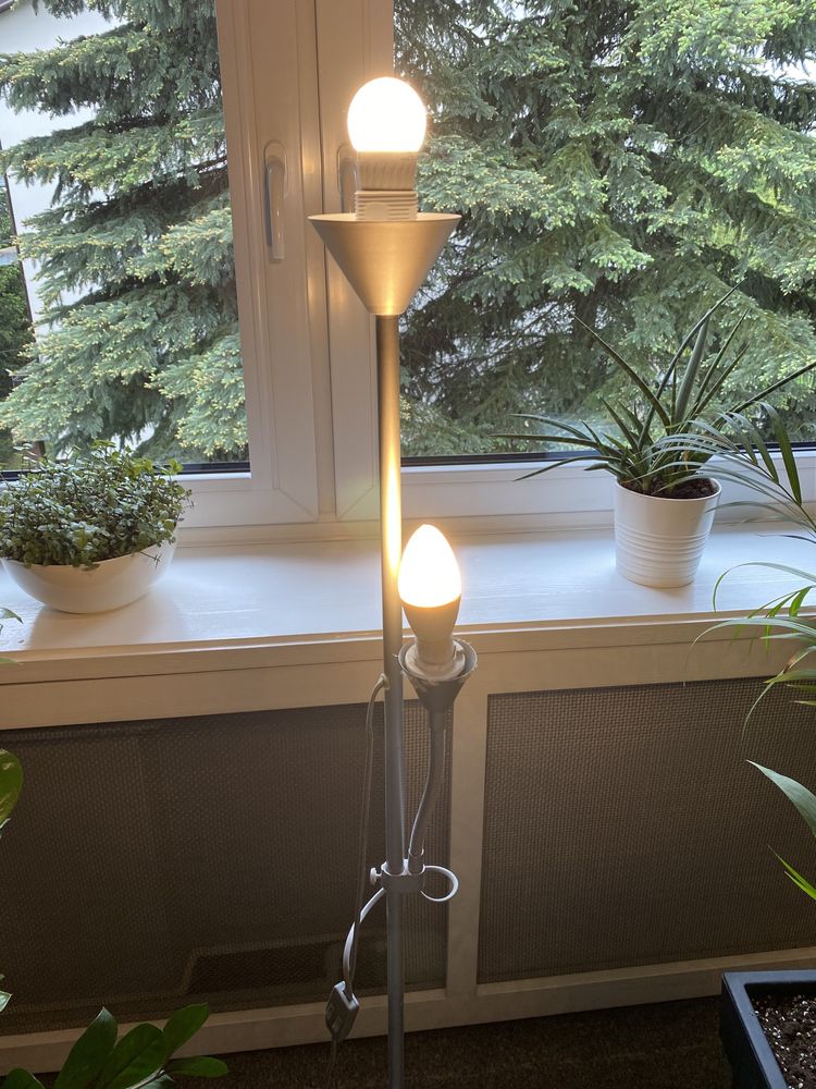 Lampa stojąca z dwoma źródłami światła