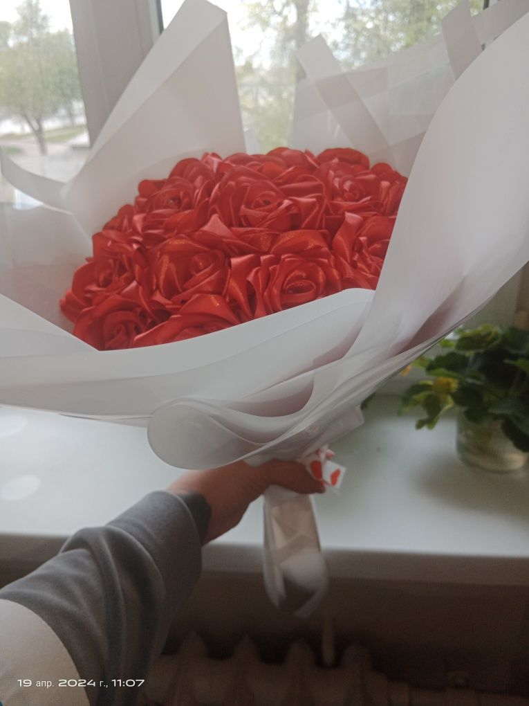 Букеты из атласных роз,конфет на любую тематику