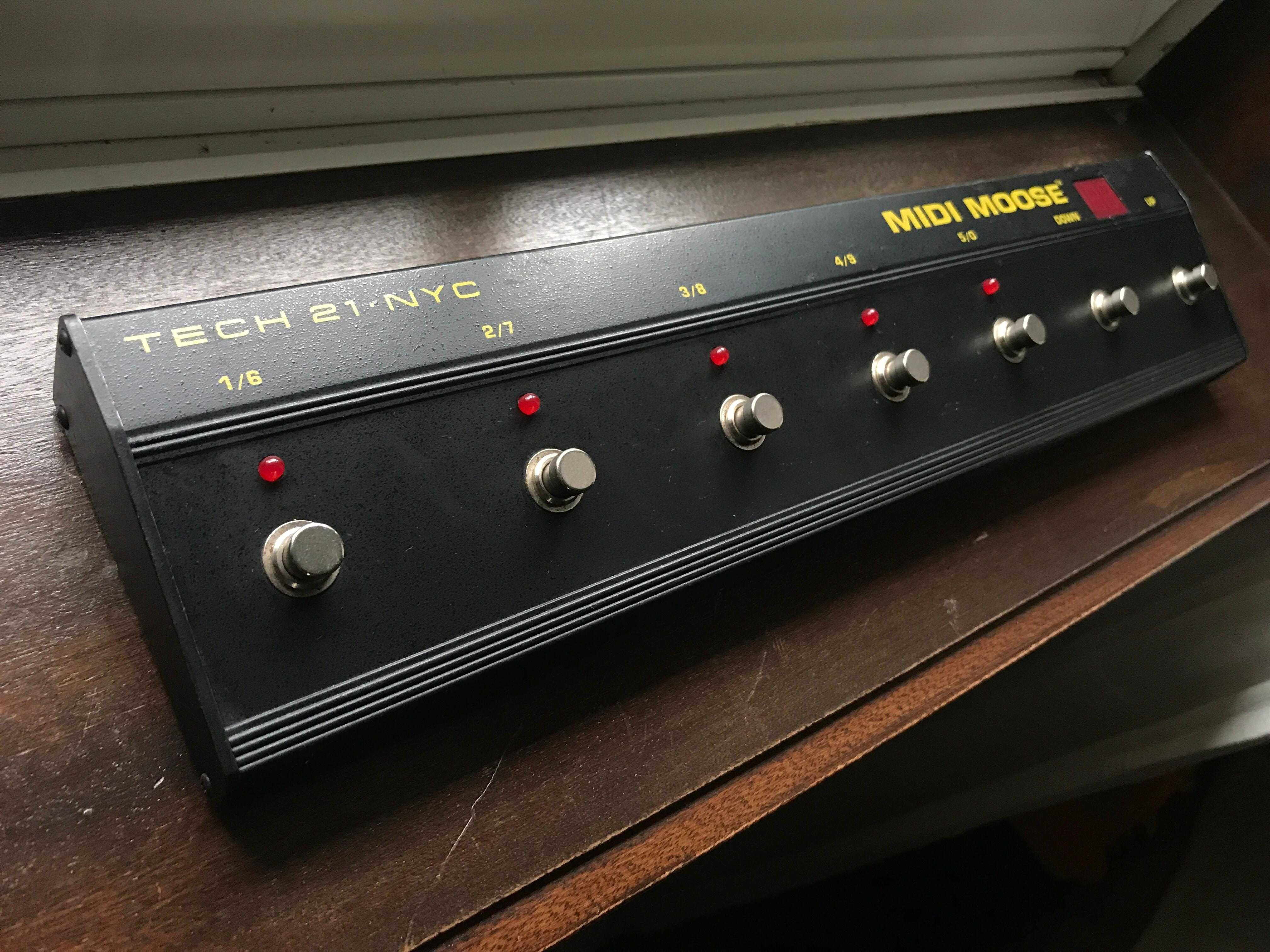 Controlador MIDI Tech 21 MIDI Moose + Cabo CORDIAL CFD 9 AA