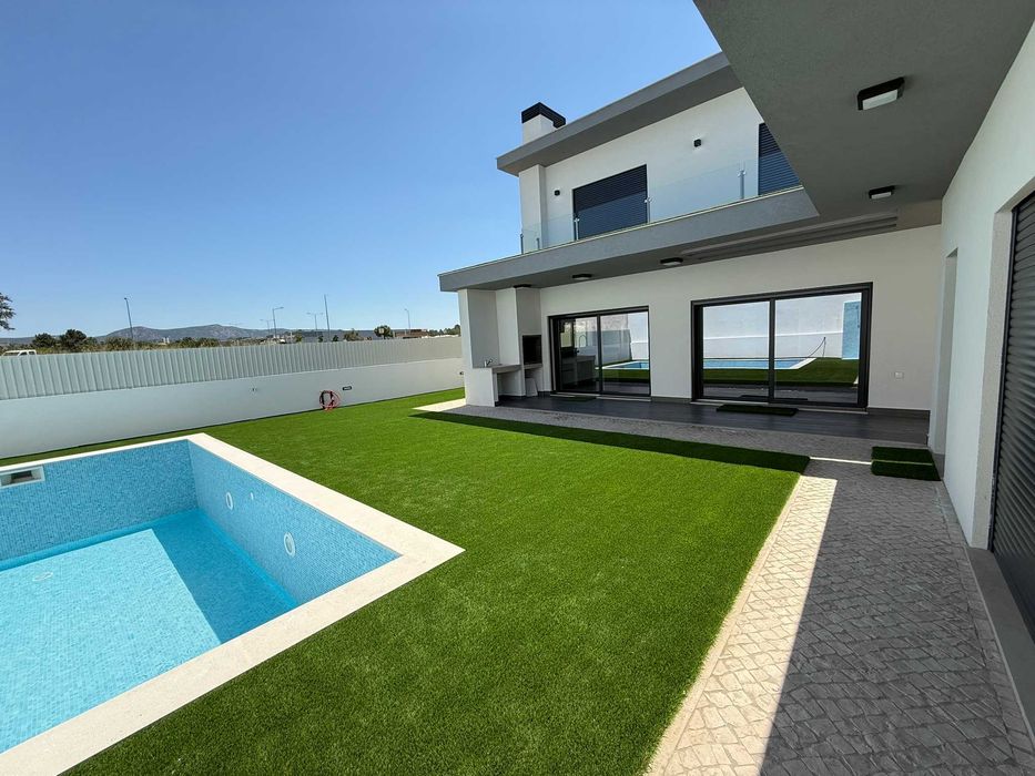 Moradia V 4 com piscina e Garagem