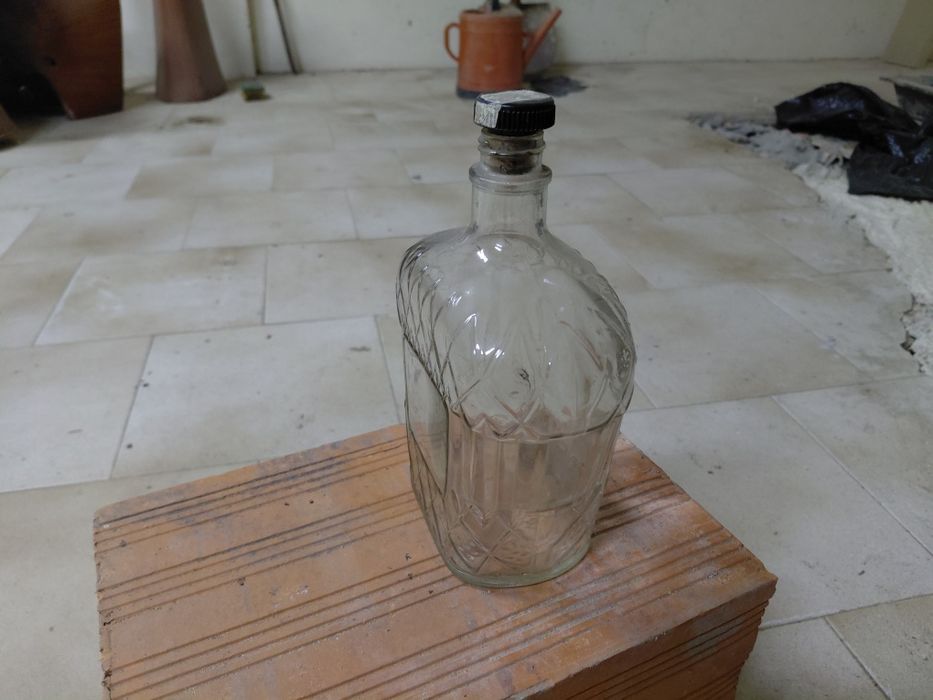 Garrafa antiga de vidro em bom estado