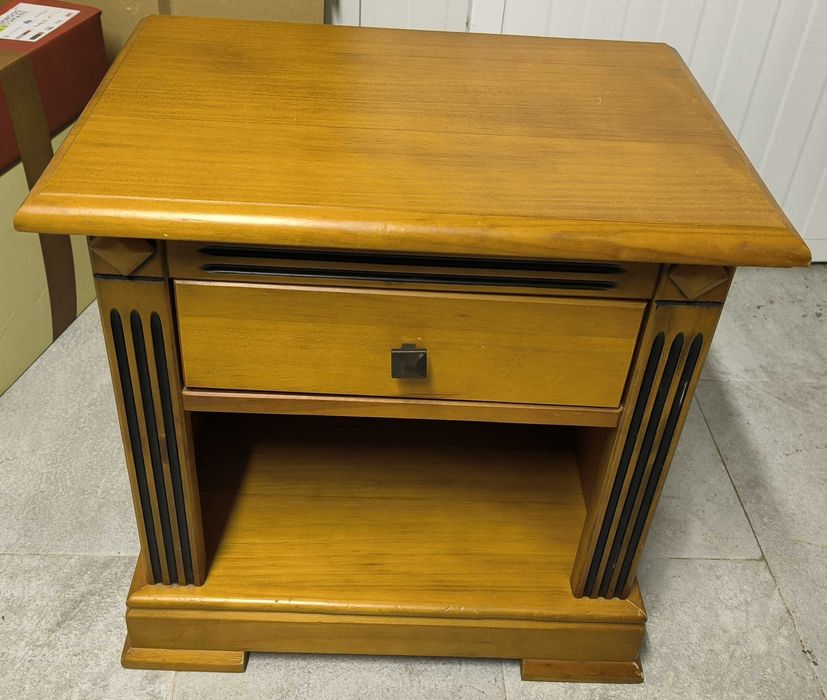 Cômoda  4 gavetas e mesa de cabeceira de pinho mel