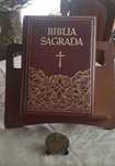 Bíblia Sagrada com medalhão