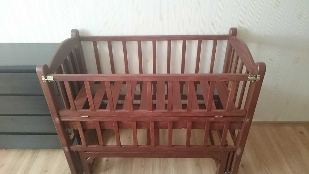 Дитяче ліжечко з бортиками та матрацом
