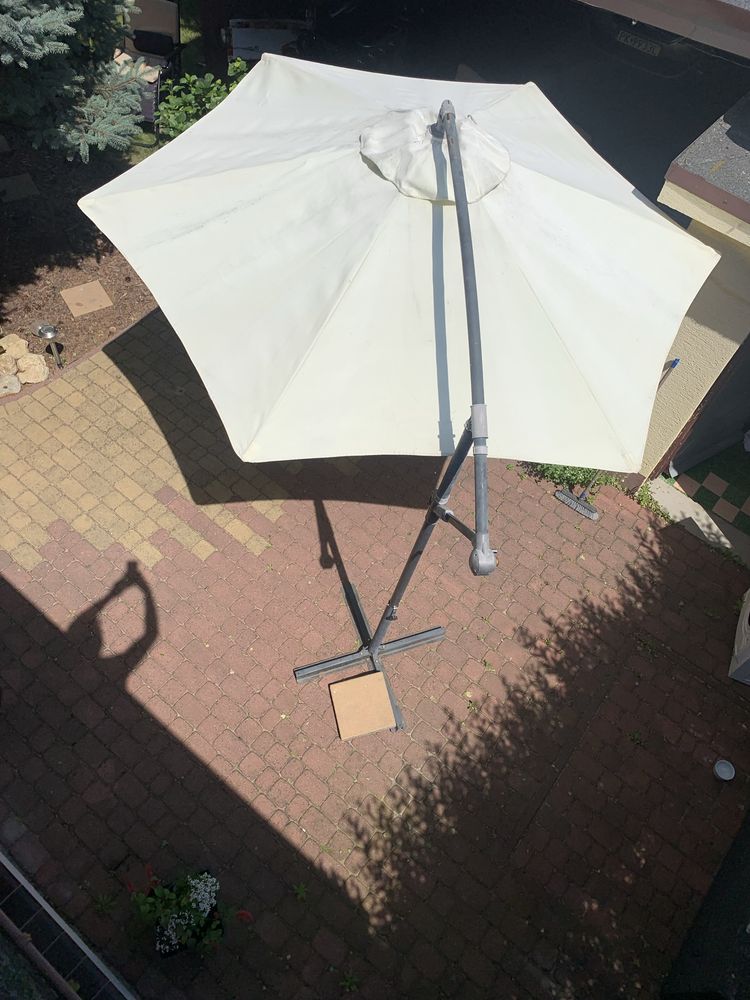 Duży parasol ogrodowy z podstawą