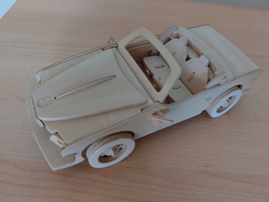 Samochód - model drewniany, złożony