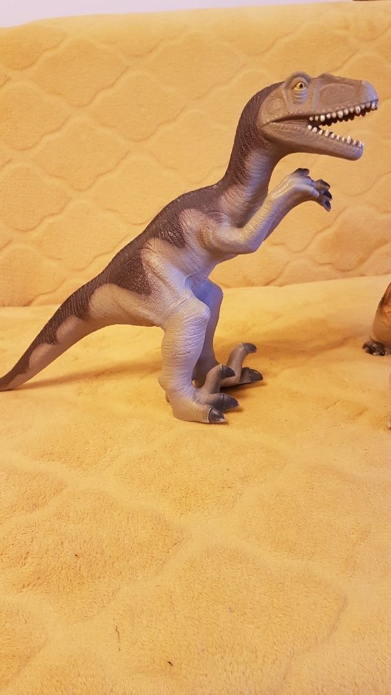 Dinozaury velicoraptor i stegozaur