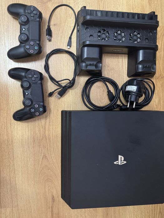 Ps 4 Pro z dyskiem 480 GB SSD Kingston + 2 pady + stacja chlodząca