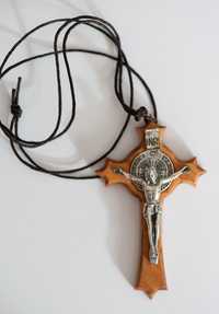 Krzyż na szyję Świętego Benedykta z drzewa oliwnego na sznurku