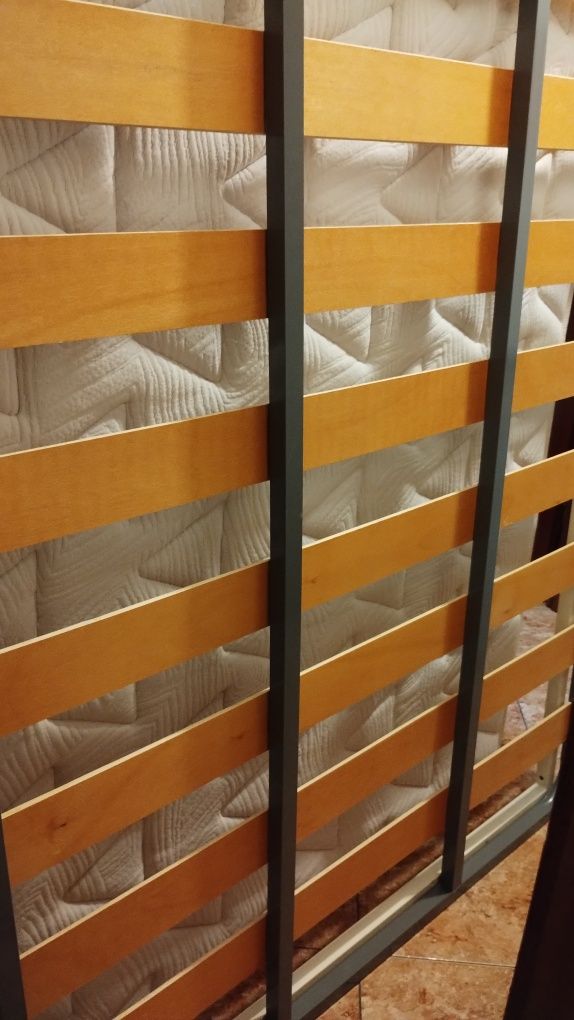 Cama de casal em ferro com estrado e colchão