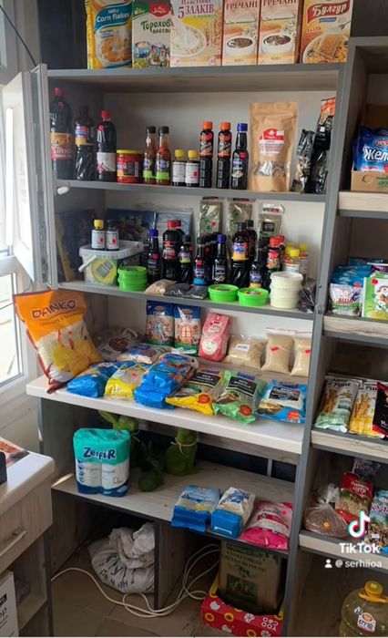 В продажі меблі.