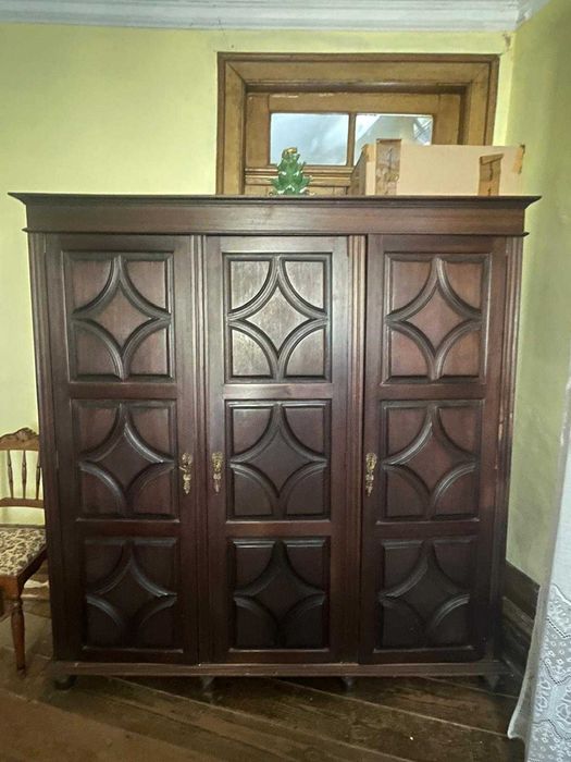 Conjunto móveis centenários em madeira maciça e de grande qualidade