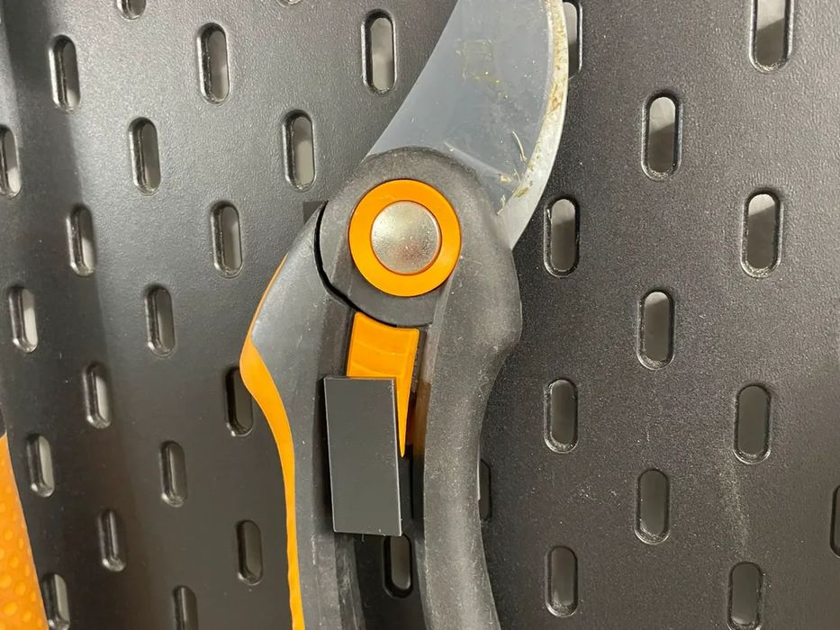 Suporte para Tesoura Fiskars P26 em Painel Skadis