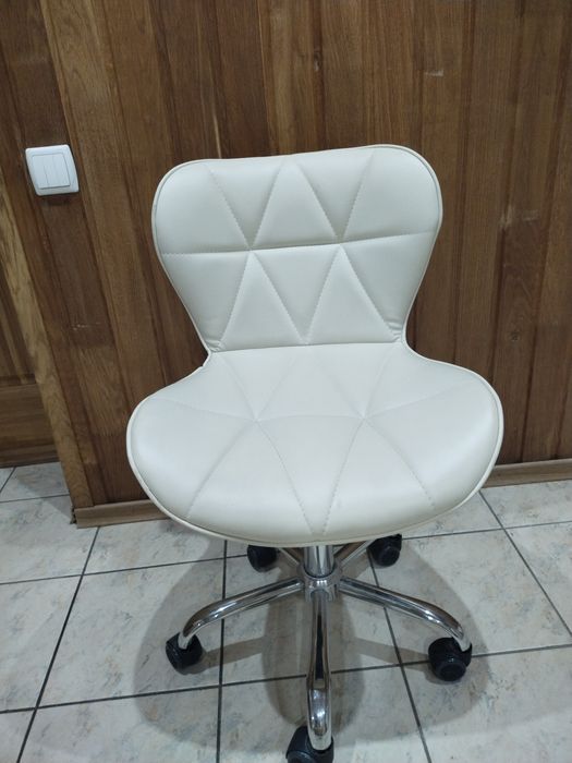 Стілець для майстра манікюру