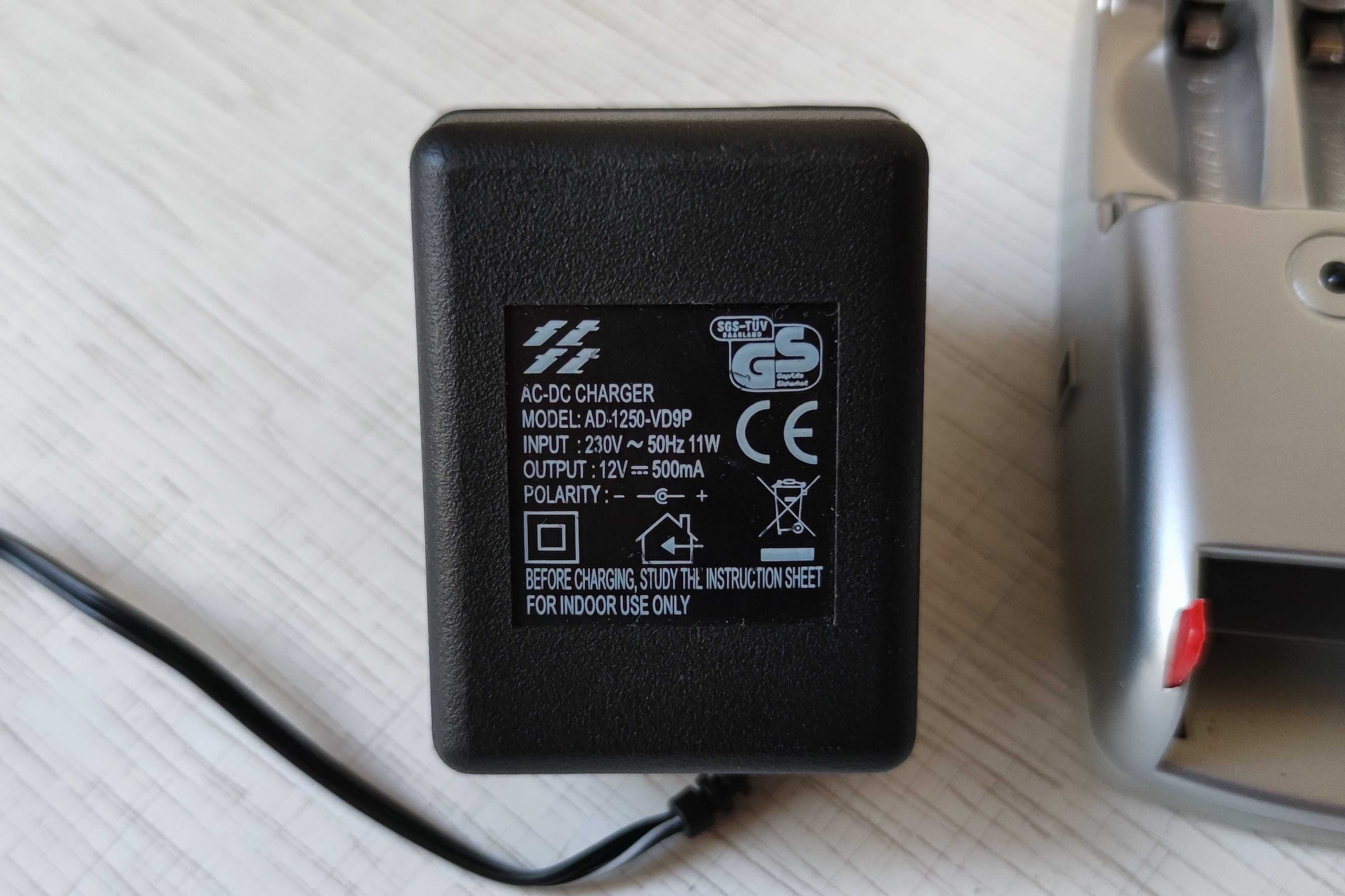 Зарядний пристрій для акумуляторів AA,AAA (Watson HZ9374)