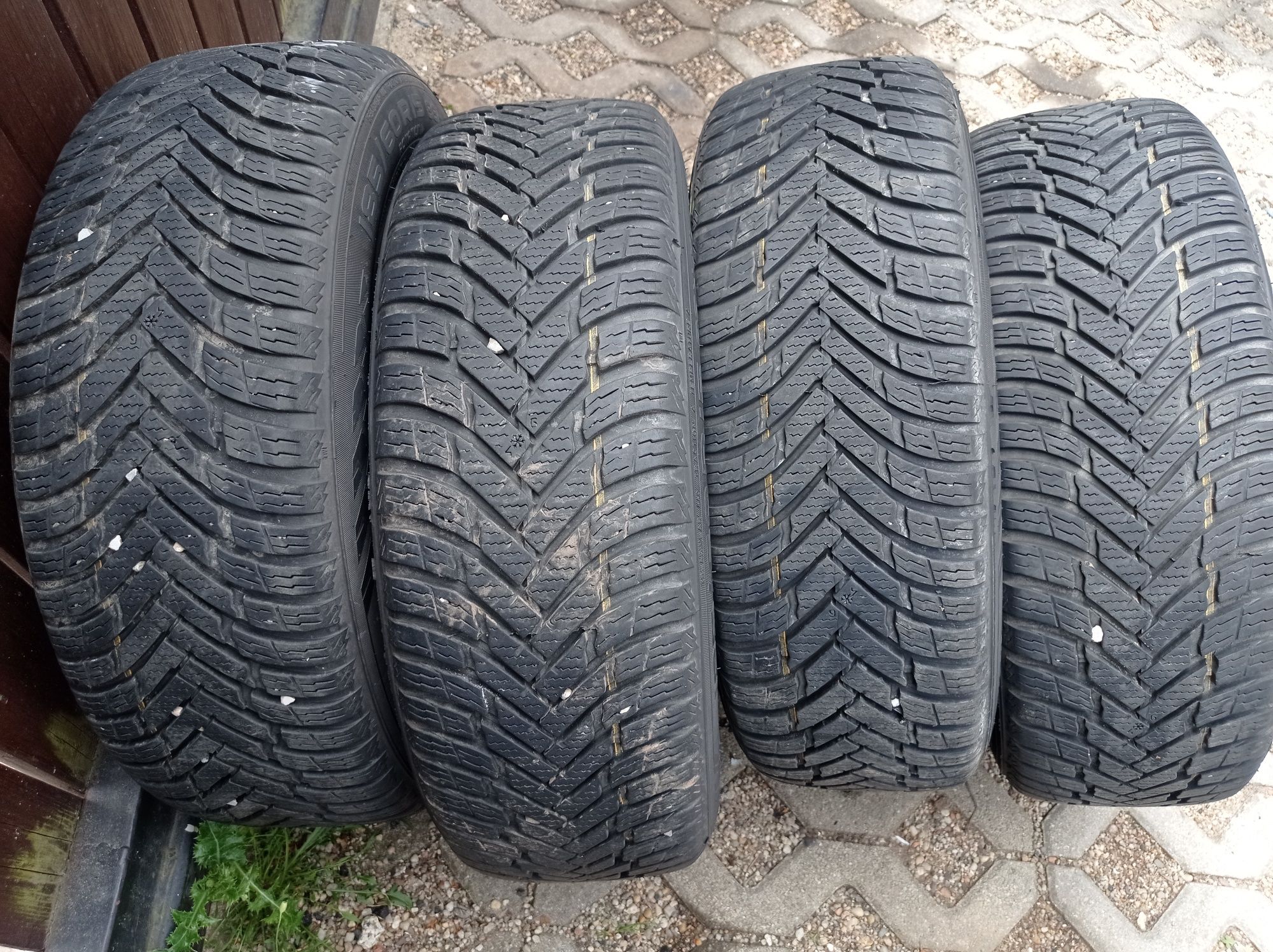 Felgi stalowe z oponami zimowymi Nokian 185/60 R15