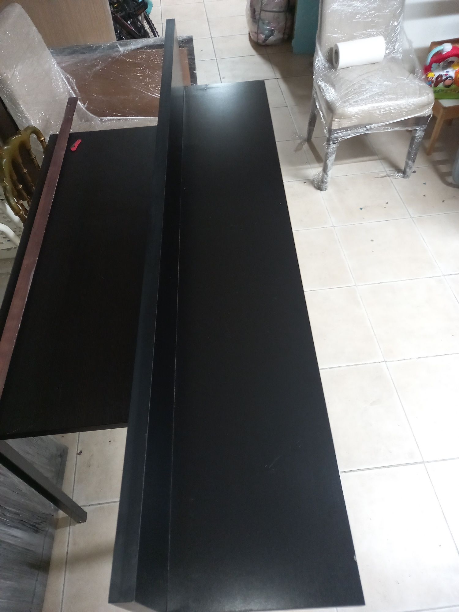 Móvel de sala com armário.