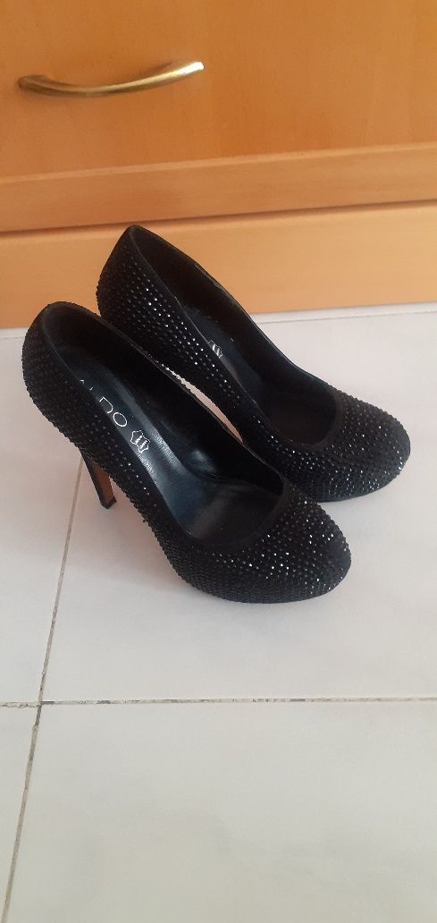 Sapatos pretos C/ brilhantes ( ALDO )