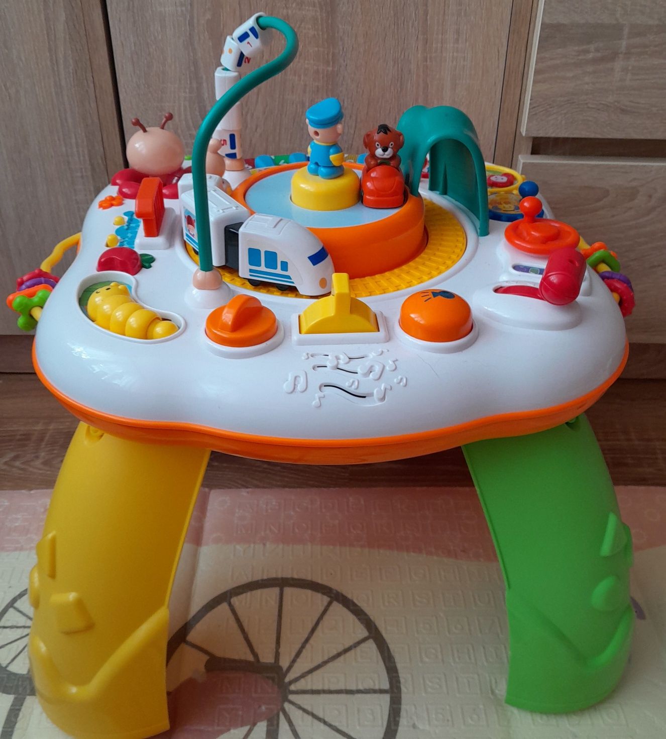 Interaktywny muzyczny stolik z pociągiem