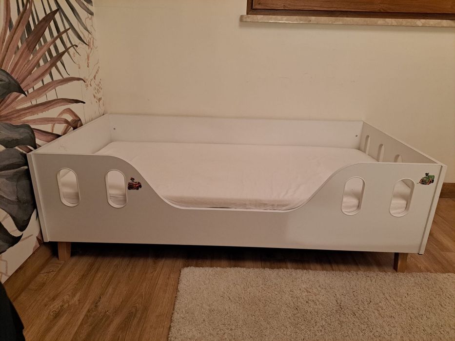 Łóżeczko dziecięce z materacem.